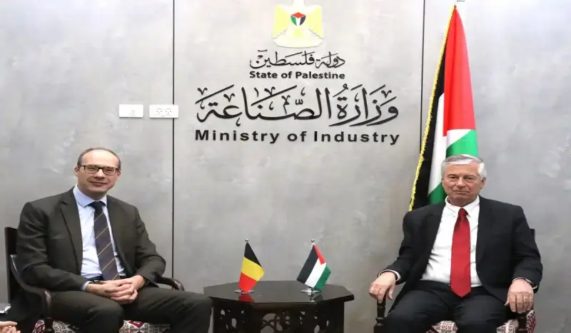 وزير الصناعة الفلسطيني مع القنصل البلجيكي