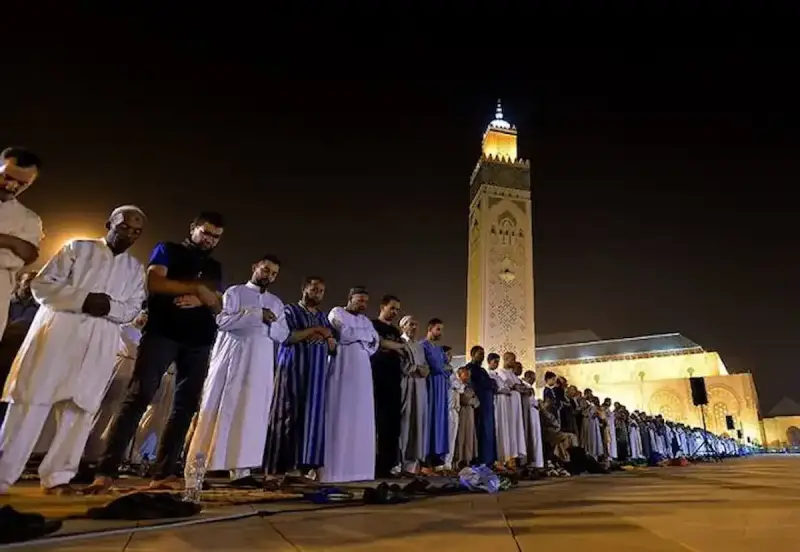 هل يجوز صلاة التراويح بعد الساعة 12 وهل الثماني ركعات هي السنة؟