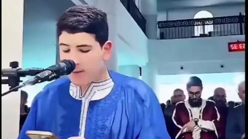 إمام يتابع "تيك توك" أثناء صلاة التراويح