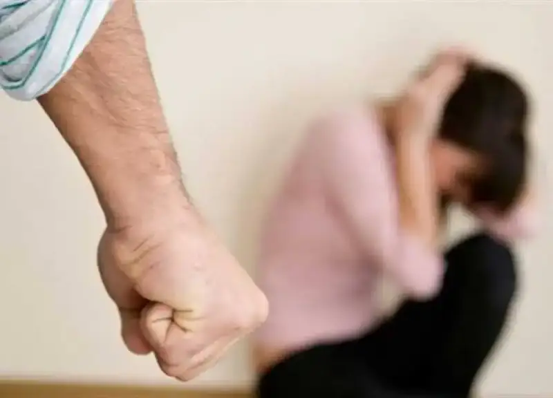 فيديو سحل رجل لزوجته الحامل في الشارع