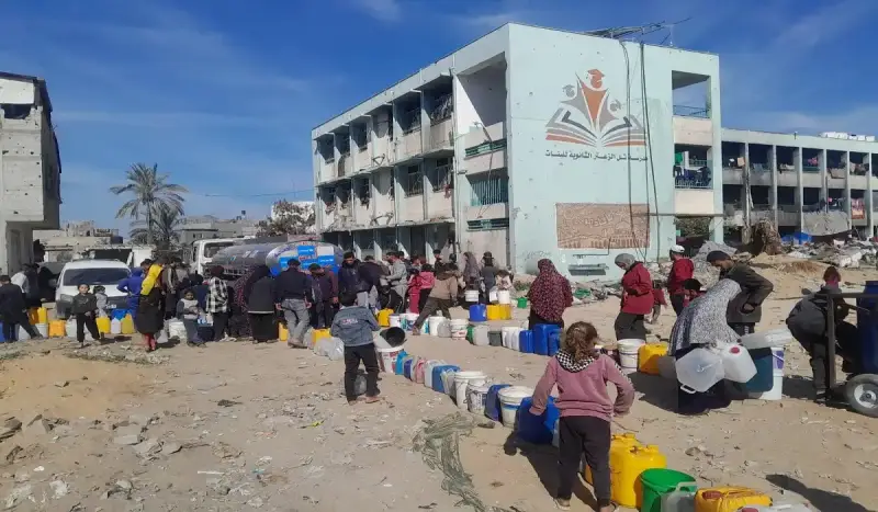توزيع المياه على سكان غزة