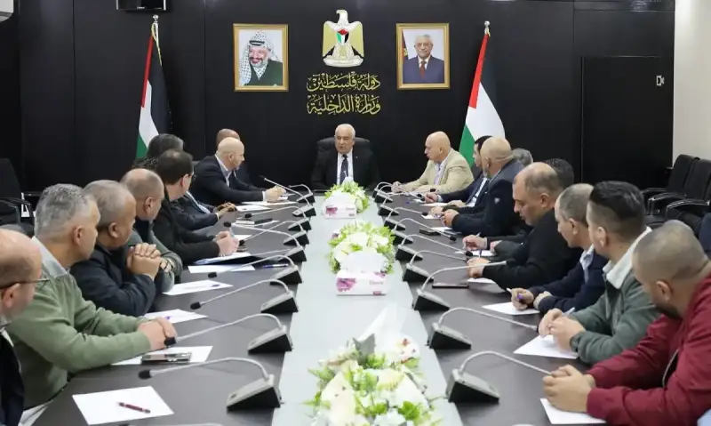 وزير الداخلية الفلسطيني مع ممثلي شركات الأمن