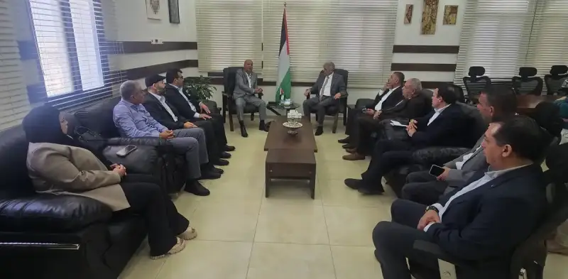 رئيس شؤون اللاجئين الفلسطيني مع وزير التعليم