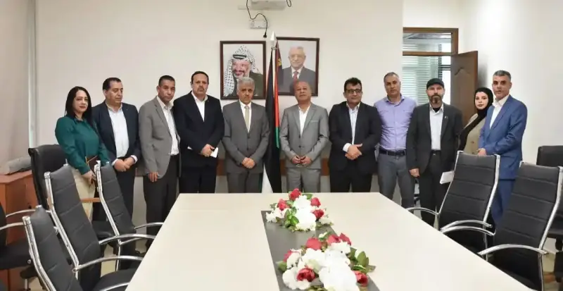 قام وزير التربية والتعليم العالي أمجد برهم، منذ قليل، بعمل مباحثات مع القنصل الإسباني العام، جافيير جوتيريز، بهدف بحث ومناقشة سبل تعزيز التعاون لدعم القطاع التعليمي، خصوصاً في غزة.