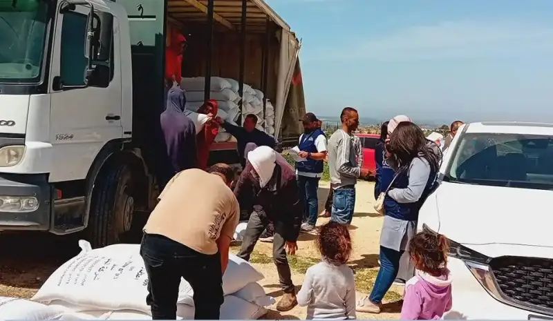 توزيع الأعلاف  على مربي الأغنام  في بيت امر