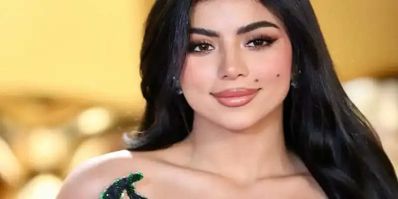 كارولين عزمي