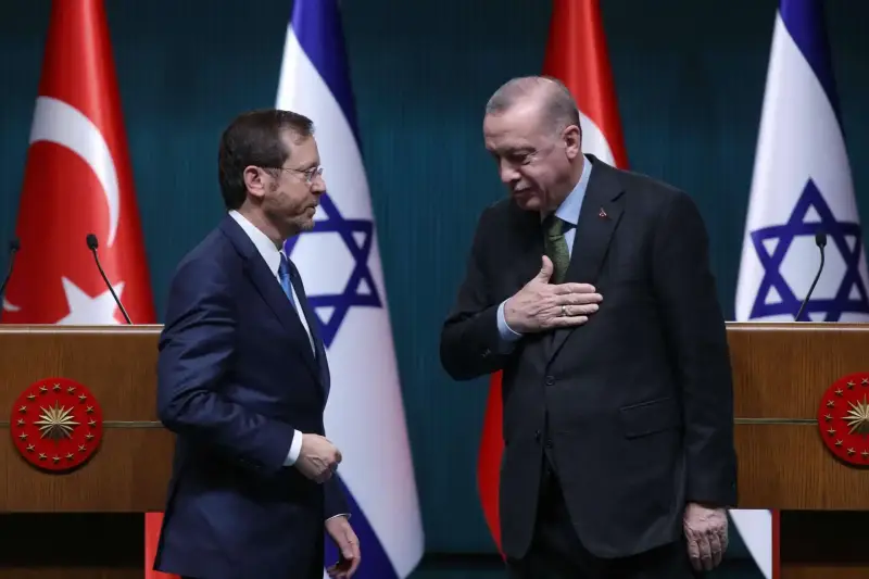 أردوغان رئيس تركيا رفقة نتنياهو رئيس وزراء إسرائيل