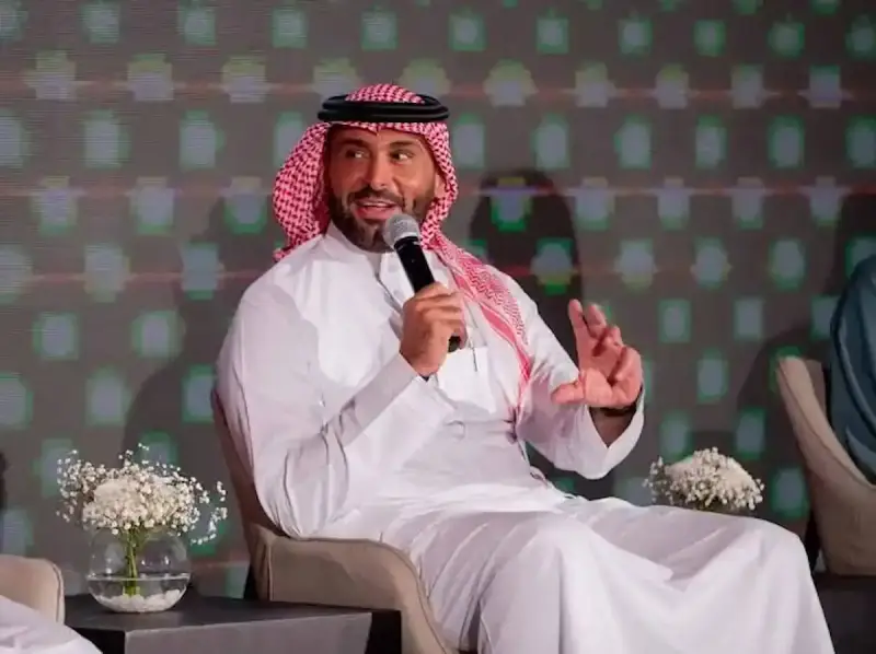 يزيد الراجحي يتأثر بزيارة عائلة تكفل بها في المستشفى