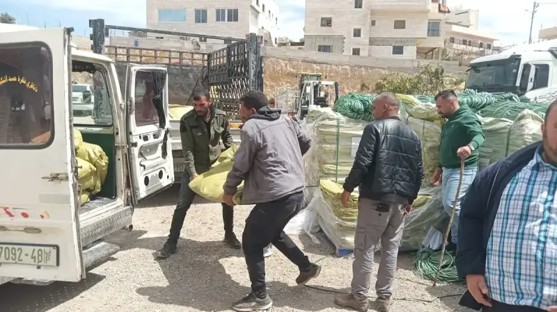 توزيع شوادر على مربي الثروة الحيوانية في بيت لحم
