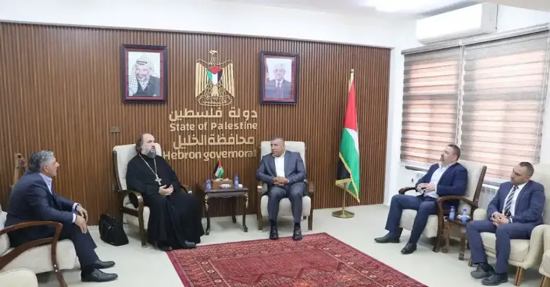 محافظ الخليل مع رئيس البعثة الروحية الروسية الأرثوذكسية بالقدس