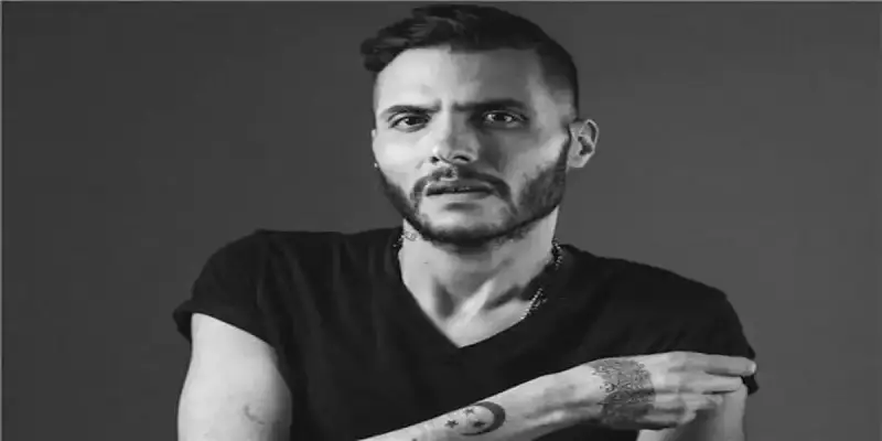 الفنان والمغني المصري أمير عيد