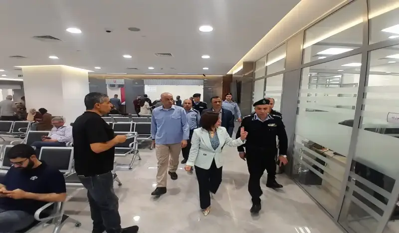 زيارة الشرطة الفلسطينية لمقر سلطة الأراضي برام الله