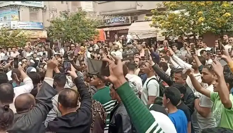 تجمع المواطنون أمام محكمة دمنهور