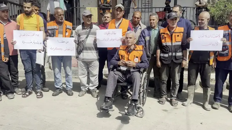 وقفة احتجاجية لموظفي بلدية غزة