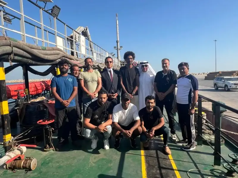 البحارة العالقين في الشارقة