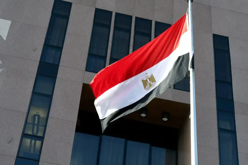 علم مصر أمام مقر وزارة الخارجية المصرية