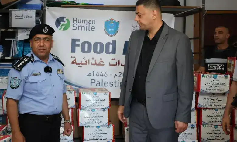 الشرطة الفلسطينية تقدم مساعدات للنازحين في طولكرم