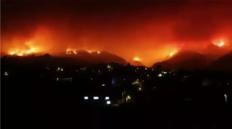 حرائق ضخمة تلتهم مناطق واسعة بالجبل الأخضر