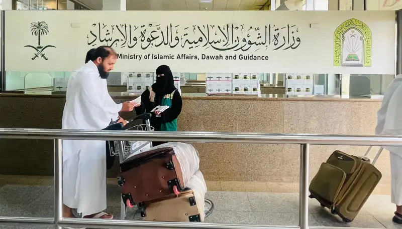 توزيع المواد التوعوية والإرشادية على الحجاج
