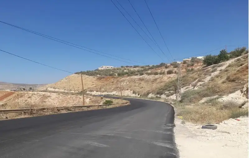 رصف الطريق الرابط بين محافظتي طوباس ونابلس