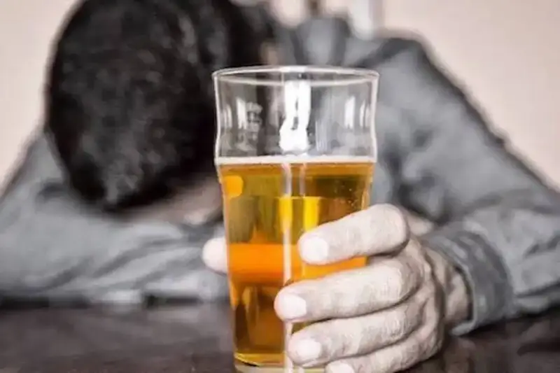 حقيقة رفع الحظر عن الكحول في السعودية 2025 وما علاقة السديسي؟