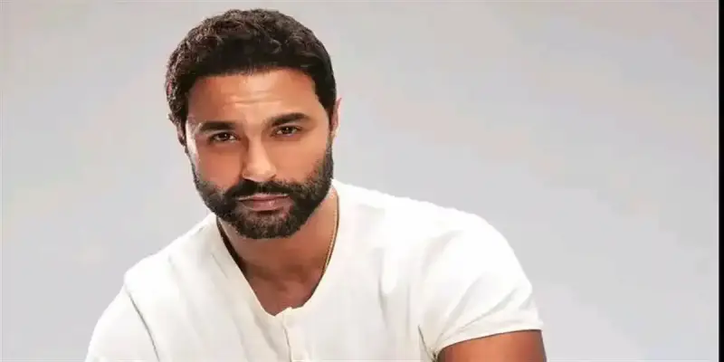 الفنان المصري كريم فهمي