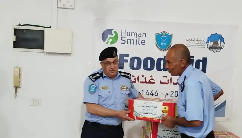 الشرطة الفلسطينية تقدم مساعدات للنازحين