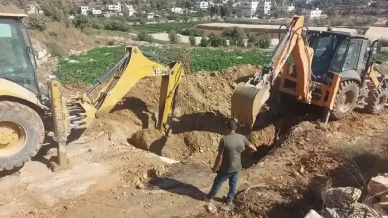 إغلاق  وصلات مياه غير قانونية في الخليل