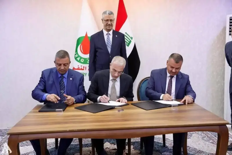 جانب من توقيع العقد