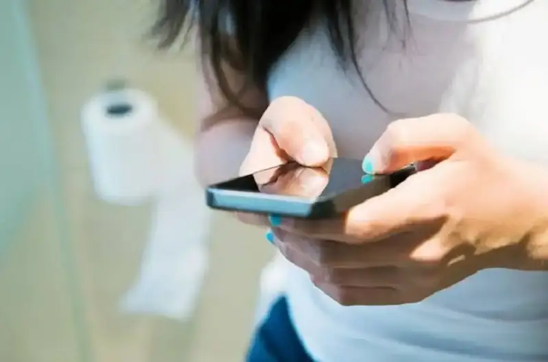 أضرار استخدام الهاتف في الحمام.. عادة يومية تهدد صحتك في 2025
