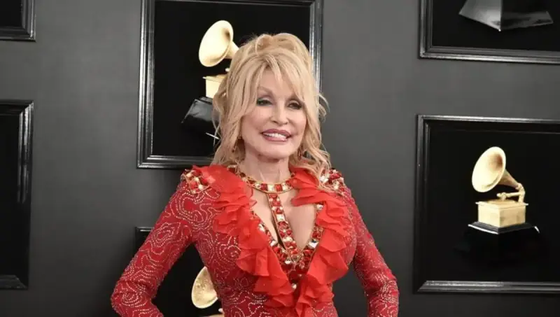 المغنية الأمريكية دوللي بارتون