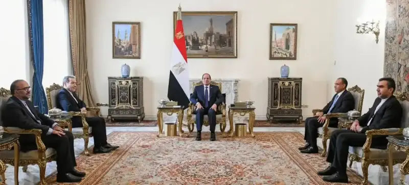 الرئيس المصري عبد الفتاح السيسي ووزير الخارجية الإيراني عباس عراقجي