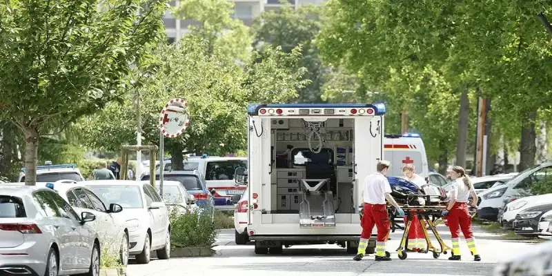 مسعفون بجوار سيارة إسعاف بالقرب من موقع حادث مدرسة بالنمسا