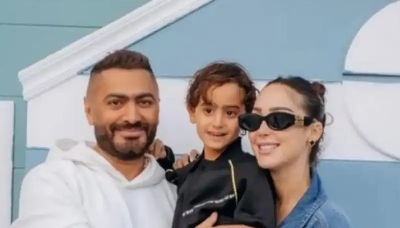 تامر حسني يطلب الدعاء لابنه