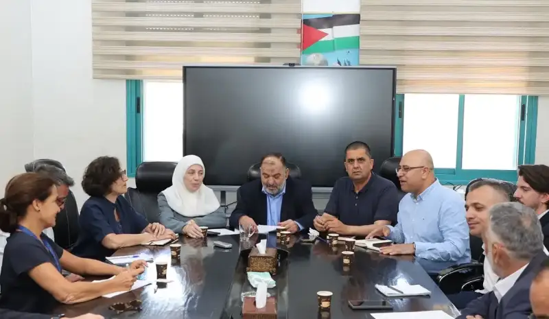 رئيس بلدية الخليل مع وفد الاتحاد الأوروبي والوكالة الفرنسية