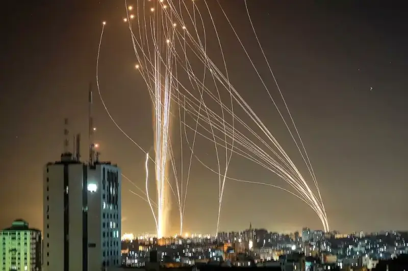 صواريخ إيرانية تجاه تل أبيب