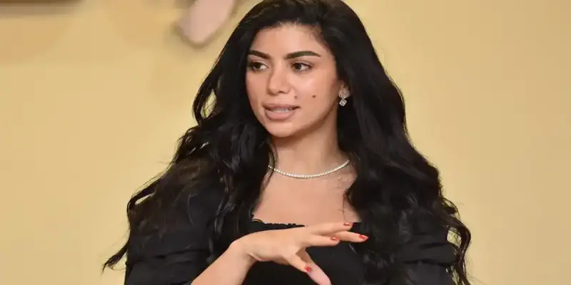 الفنانة المصرية كارولين عزمي