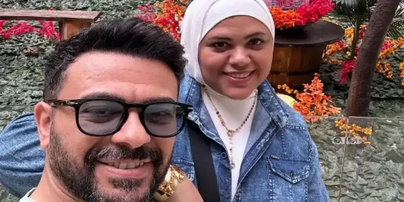 الفنان المصري كريم الحسيني وزوجته