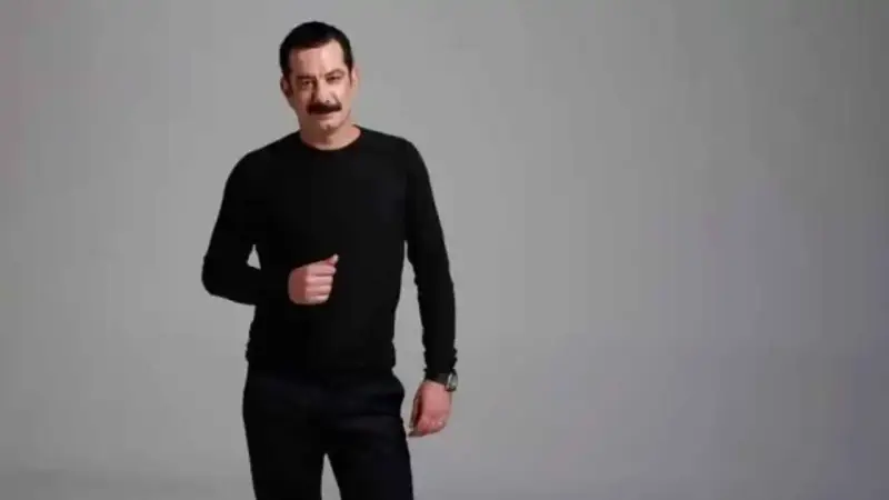 الفنان التركي إيمري تورون