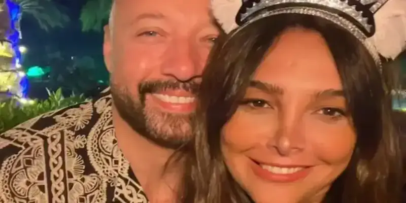 الفنان المصري أحمد فهمي وزوجته أميرة فراج