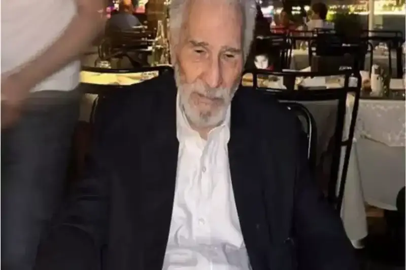 الفنان عبدالرحمن أبو زهرة