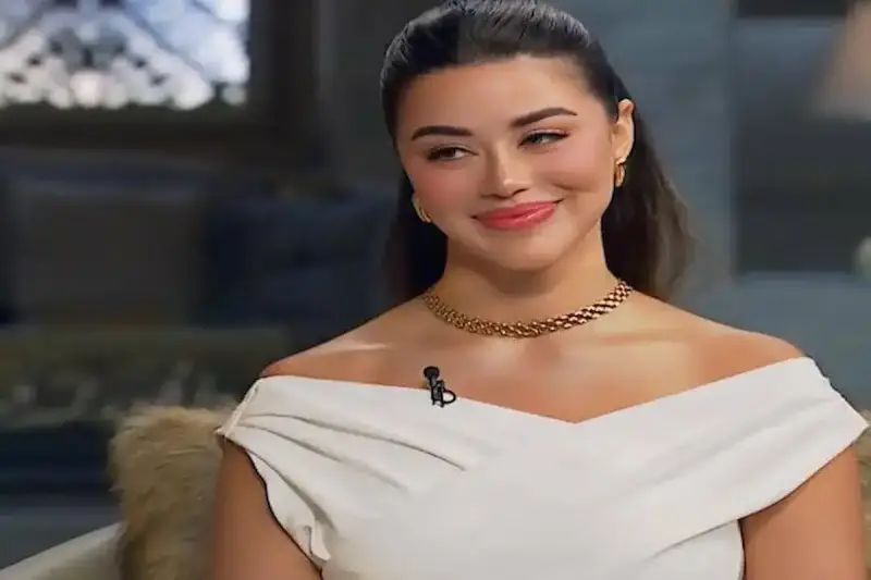 الفنانة يارا السكري