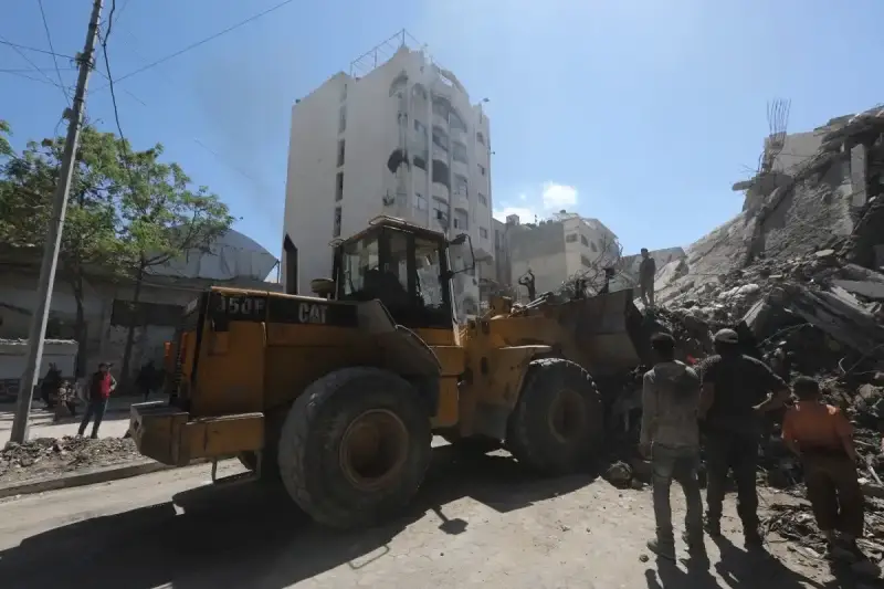 إزالة ركام برج فلسطين في غزة