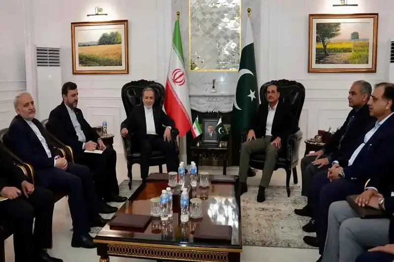 عراقجي مع نظيره الباكستاني وقائد الجيش عاصم منير