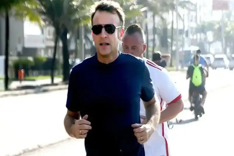 الرئيس الفرنسي إيمانويل ماكرون وهو يمارس رياضته