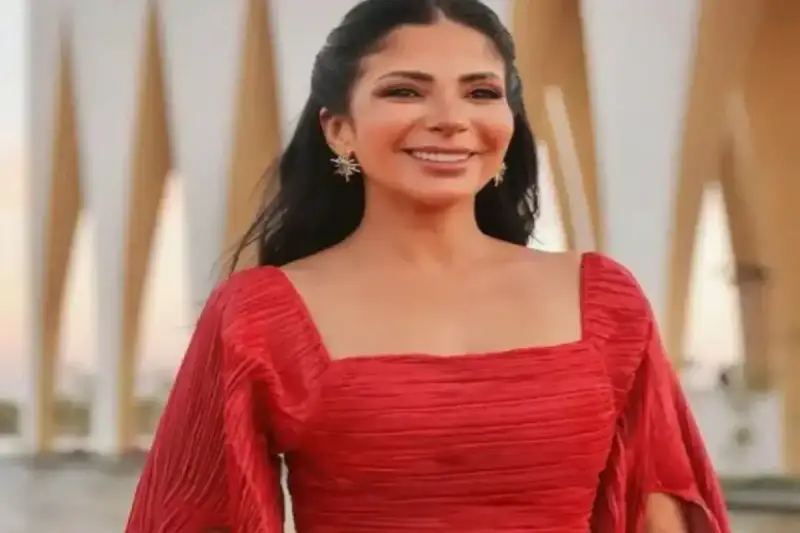 الفنانة منى زكي
