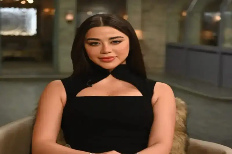 الفنانة الشابة يارا السكري بفستان أسود كلاسيكي أنيق يعكس إطلالتها الساحرة الأخيرة على منصات التواصل