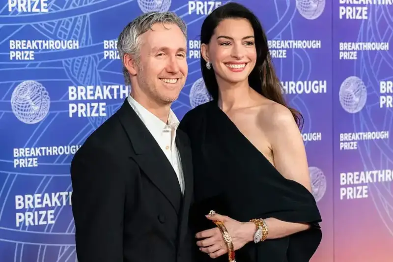 آن هاثاواي Anne Hathaway حامل في طفلها الثالت