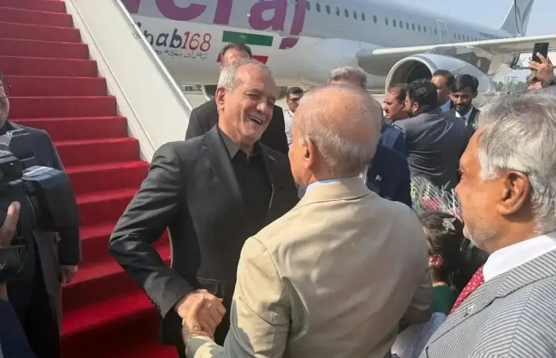 بيزشكيان في إسلام آباد