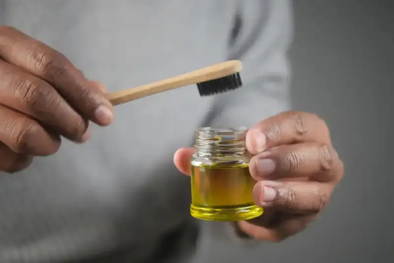ما هي صيحة مضمضة الزيت لتبييض الأسنان؟